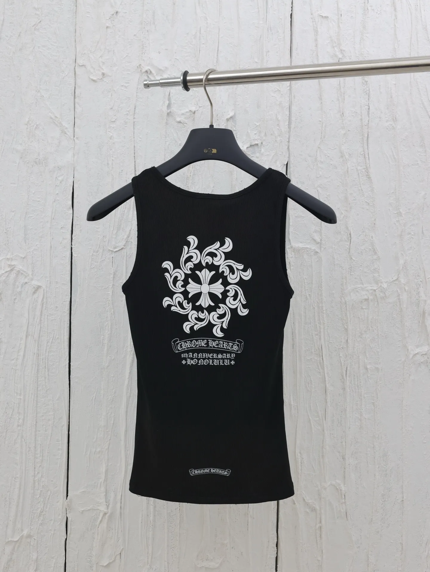 🅿️230 Come Hearts*/Cro Hearts 25 new cross Sanskrit printed knitted vest. Made of high-gramme weight imported yarn and high-elastic thread fabric. The body is designed with line splicing. The elasticity is particularly slimming and has a particularly slimming effect. Minimalist appearance. The texture is online. It is relaxed and comfortable. Wear it alone or layered to have different styles. A must-have for every hand. Size: S/M/L